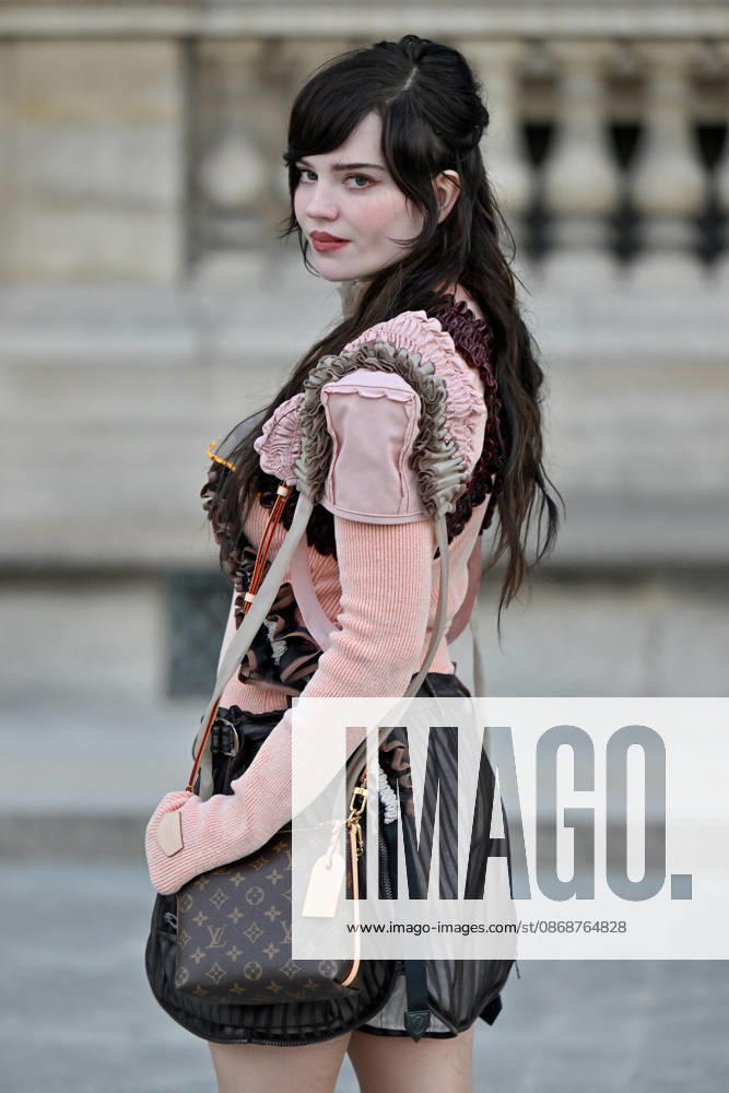 PFW Louis Vuitton Outside Arrivals Sophie Thatcher arriving at Louis Vuitton show during Paris Fashion Week, in Paris, France on 6 October 2026. Photo by Julien Reynaud APS-Medias ABACAPRESS.COM Paris France