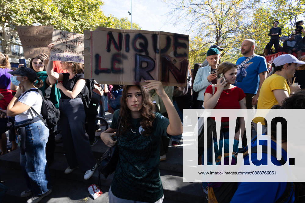Student Demonstration - Paris RL Protesters hold sign fuck the RN as they take part in a demonstration as part of a nationwide day of actions called by high-school students, joined by unions and teachers, who for days have been demanding better learning conditions in protests punctuated by violent confrontations in Paris on October 6, 2026. Photo by Raphael Lafargue ABACAPRESS.COM Paris France