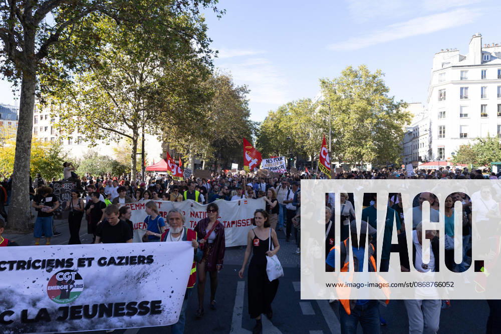 Student Demonstration - Paris RL Protesters hold signs demonstration as part of a nationwide day of actions called by high-school students, joined by unions and teachers, who for days have been demanding better learning conditions in protests punctuated by violent confrontations in Paris on October 6, 2026. Photo by Raphael Lafargue ABACAPRESS.COM Paris France