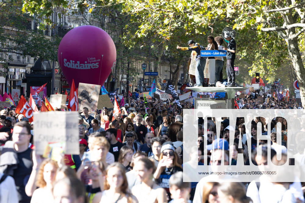 Student Demonstration - Paris RL General view of protesters during a demonstration as part of a nationwide day of actions called by high-school students, joined by unions and teachers, who for days have been demanding better learning conditions in protests punctuated by violent confrontations in Paris on October 6, 2026. Photo by Raphael Lafargue ABACAPRESS.COM Paris France