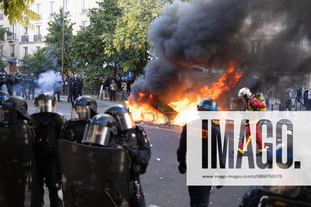 Student Demonstration - Paris RL Police forces next to burning barricades. Police forces and protesters clashes on the place de la nation on the sidelines of the students protest against the current state of public education, once again, on October 6, 2026, in Paris, France. They demand more resources for the national education system, and raise against the far right party - le Rassemblement National. Photo by Raphael Lafargue ABACAPRESS.COM Paris France