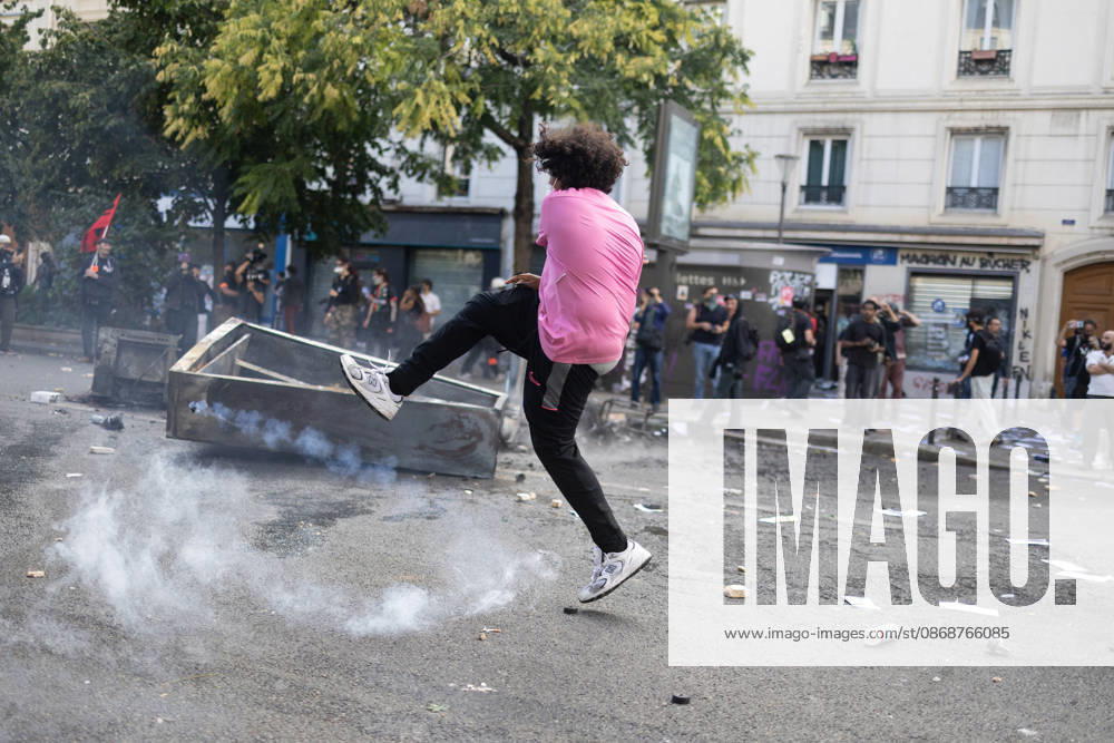 Student Demonstration - Paris RL Police forces and protesters clashes on the place de la nation on the sidelines of the students protest against the current state of public education, once again, on October 6, 2026, in Paris, France. They demand more resources for the national education system, and raise against the far right party - le Rassemblement National. Photo by Raphael Lafargue ABACAPRESS.COM Paris France
