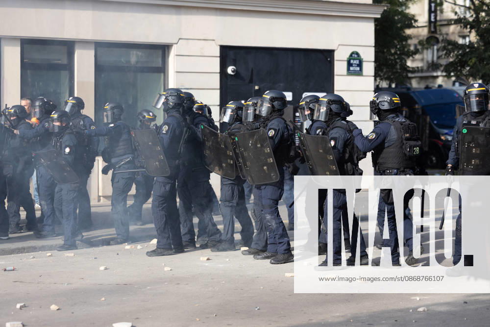 Student Demonstration - Paris RL Police forces and protesters clashes on the place de la nation on the sidelines of the students protest against the current state of public education, once again, on October 6, 2026, in Paris, France. They demand more resources for the national education system, and raise against the far right party - le Rassemblement National. Photo by Raphael Lafargue ABACAPRESS.COM Paris France