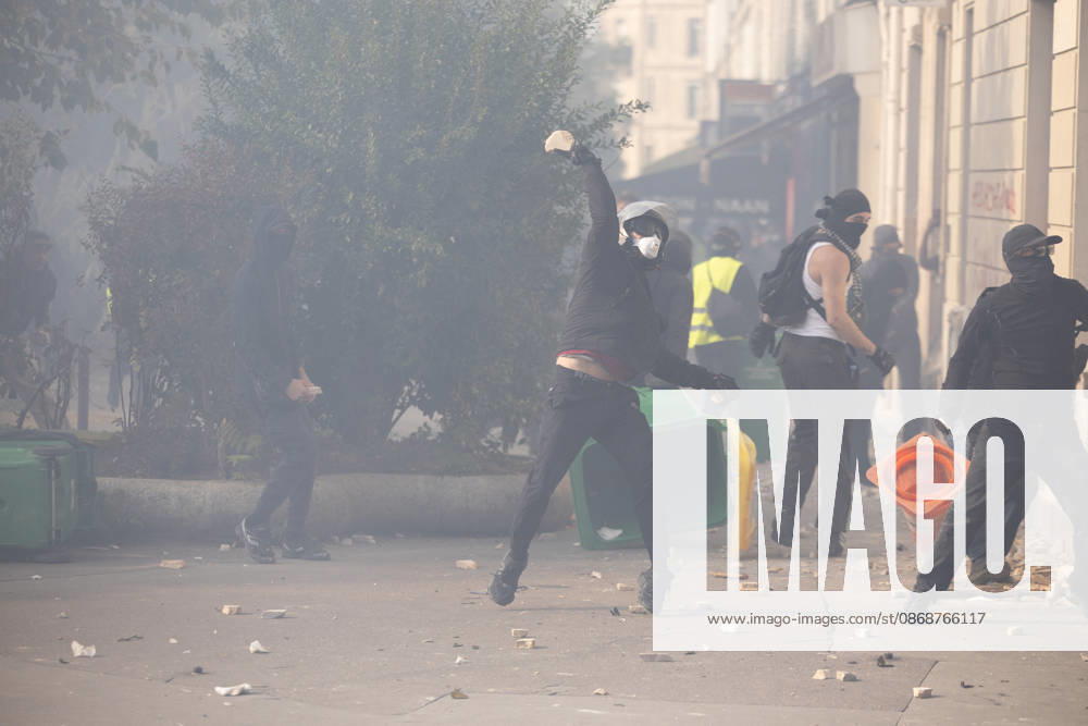 Student Demonstration - Paris RL Police forces and protesters clashes on the place de la nation on the sidelines of the students protest against the current state of public education, once again, on October 6, 2026, in Paris, France. They demand more resources for the national education system, and raise against the far right party - le Rassemblement National. Photo by Raphael Lafargue ABACAPRESS.COM Paris France