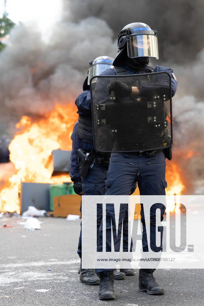 Student Demonstration - Paris RL Police forces next to burning barricades. Police forces and protesters clashes on the place de la nation on the sidelines of the students protest against the current state of public education, once again, on October 6, 2026, in Paris, France. They demand more resources for the national education system, and raise against the far right party - le Rassemblement National. Photo by Raphael Lafargue ABACAPRESS.COM Paris France