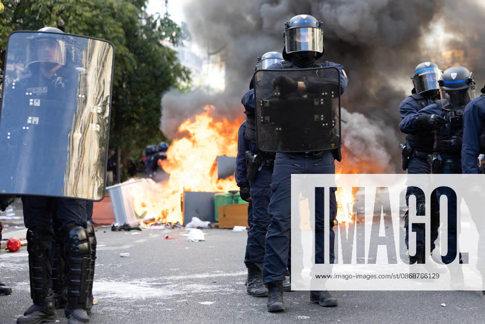 Student Demonstration - Paris RL Police forces next to burning barricades. Police forces and protesters clashes on the place de la nation on the sidelines of the students protest against the current state of public education, once again, on October 6, 2026, in Paris, France. They demand more resources for the national education system, and raise against the far right party - le Rassemblement National. Photo by Raphael Lafargue ABACAPRESS.COM Paris France