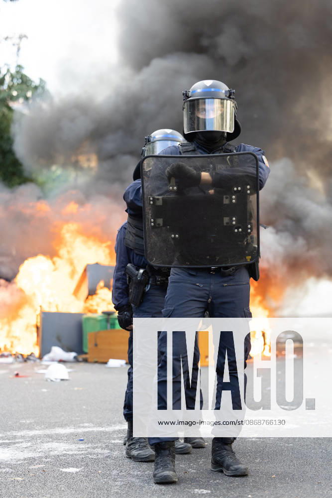 Student Demonstration - Paris RL Police forces next to burning barricades. Police forces and protesters clashes on the place de la nation on the sidelines of the students protest against the current state of public education, once again, on October 6, 2026, in Paris, France. They demand more resources for the national education system, and raise against the far right party - le Rassemblement National. Photo by Raphael Lafargue ABACAPRESS.COM Paris France
