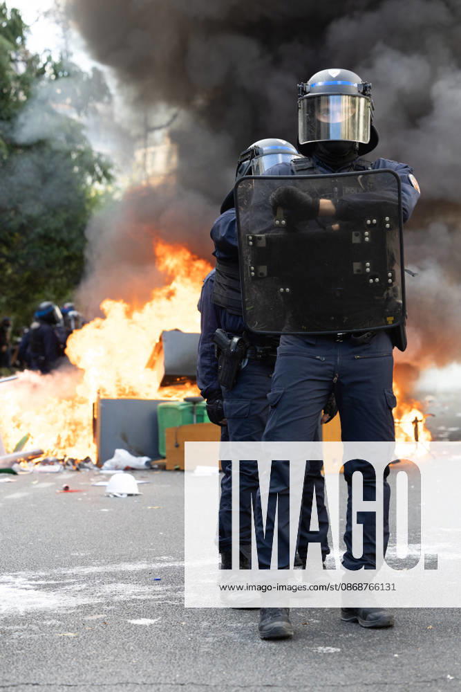 Student Demonstration - Paris RL Police forces next to burning barricades. Police forces and protesters clashes on the place de la nation on the sidelines of the students protest against the current state of public education, once again, on October 6, 2026, in Paris, France. They demand more resources for the national education system, and raise against the far right party - le Rassemblement National. Photo by Raphael Lafargue ABACAPRESS.COM Paris France