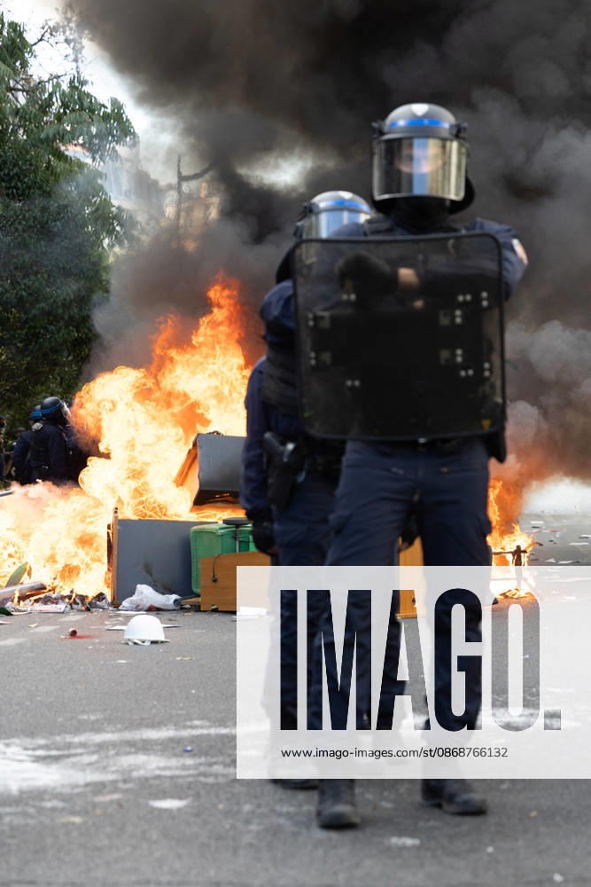 Student Demonstration - Paris RL Police forces next to burning barricades. Police forces and protesters clashes on the place de la nation on the sidelines of the students protest against the current state of public education, once again, on October 6, 2026, in Paris, France. They demand more resources for the national education system, and raise against the far right party - le Rassemblement National. Photo by Raphael Lafargue ABACAPRESS.COM Paris France