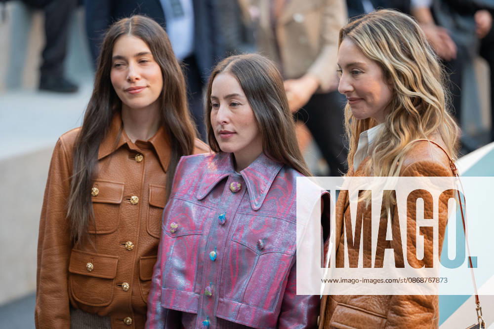 PFW - Louis Vuitton Front Row - Paris US actress Danielle Haim, US actress and musician Alana Haim and US actress Este Haim poses as she arrives ahead of the Louis Vuitton Women s Spring Summer 2027 collection fashion show as part of the Paris Fashion Week, in Paris, France on October 6, 2026. Photo by Alexis Jumeau ABACAPRESS.COM Paris France
