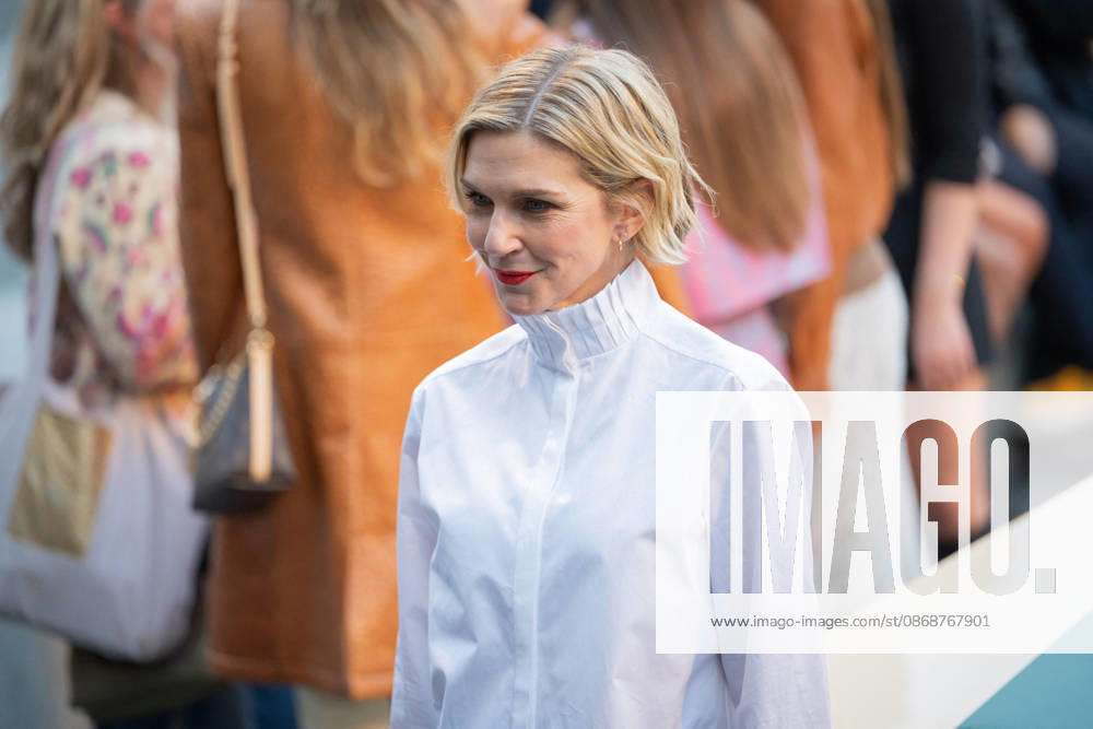 PFW - Louis Vuitton Front Row - Paris US actress Rhea Seehorn poses as she arrives ahead of the Louis Vuitton Women s Spring Summer 2027 collection fashion show as part of the Paris Fashion Week, in Paris, France on October 6, 2026. Photo by Alexis Jumeau ABACAPRESS.COM Paris France