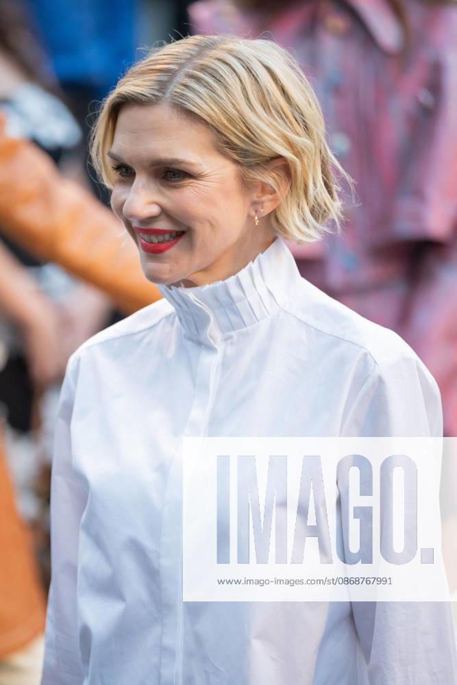 PFW - Louis Vuitton Front Row - Paris US actress Rhea Seehorn poses as she arrives ahead of the Louis Vuitton Women s Spring Summer 2027 collection fashion show as part of the Paris Fashion Week, in Paris, France on October 6, 2026. Photo by Alexis Jumeau ABACAPRESS.COM Paris France