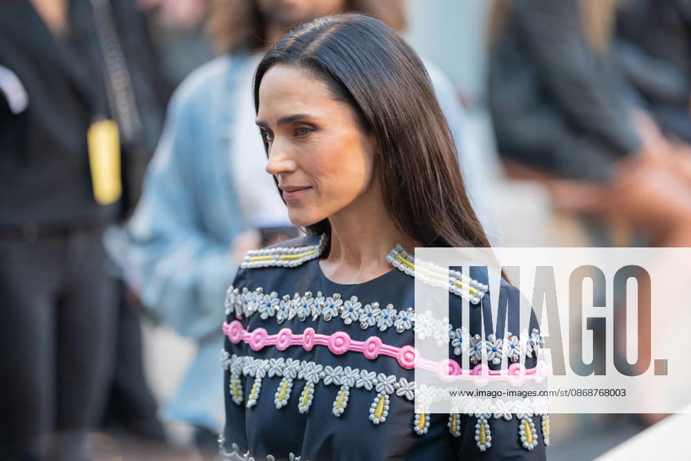 PFW - Louis Vuitton Front Row - Paris Jennifer Connelly poses as she arrives ahead of the Louis Vuitton Women s Spring Summer 2027 collection fashion show as part of the Paris Fashion Week, in Paris, France on October 6, 2026. Photo by Alexis Jumeau ABACAPRESS.COM Paris France