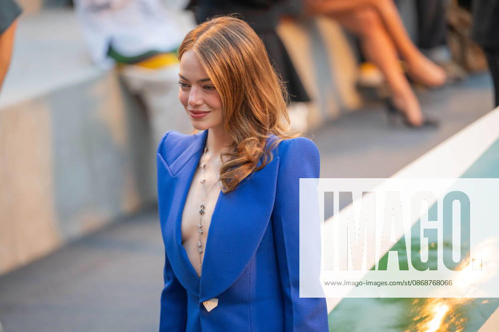 PFW - Louis Vuitton Front Row - Paris Emma Stone poses as she arrives ahead of the Louis Vuitton Women s Spring Summer 2027 collection fashion show as part of the Paris Fashion Week, in Paris, France on October 6, 2026. Photo by Alexis Jumeau ABACAPRESS.COM Paris France