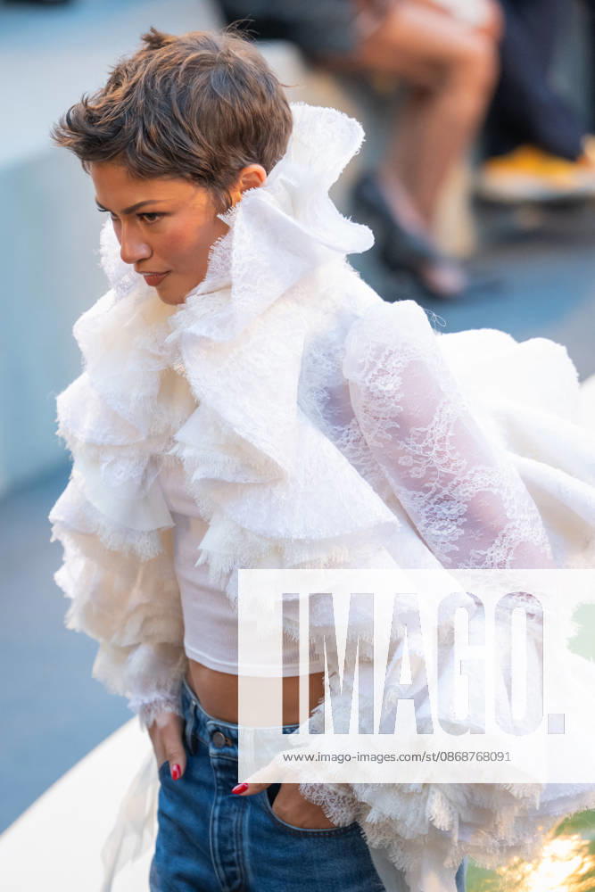 PFW - Louis Vuitton Front Row - Paris Zendaya poses as she arrives ahead of the Louis Vuitton Women s Spring Summer 2027 collection fashion show as part of the Paris Fashion Week, in Paris, France on October 6, 2026. Photo by Alexis Jumeau ABACAPRESS.COM Paris France