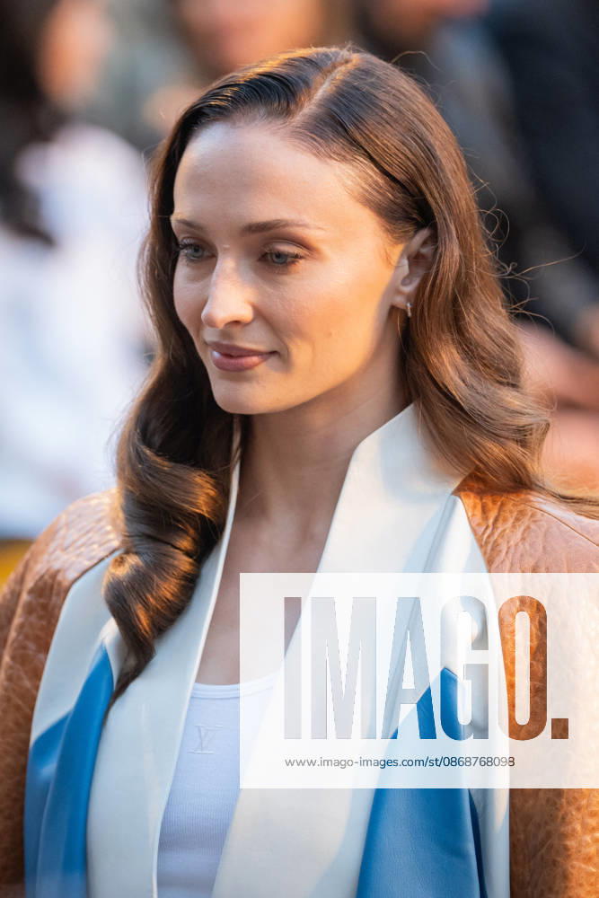 PFW - Louis Vuitton Front Row - Paris Sophie Turner poses as she arrives ahead of the Louis Vuitton Women s Spring Summer 2027 collection fashion show as part of the Paris Fashion Week, in Paris, France on October 6, 2026. Photo by Alexis Jumeau ABACAPRESS.COM Paris France