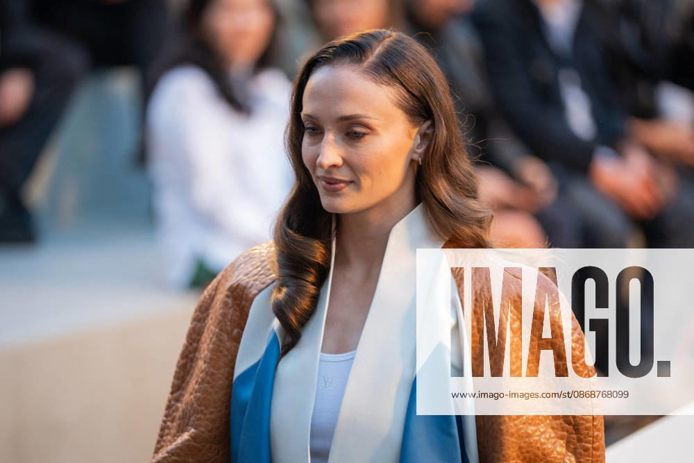 PFW - Louis Vuitton Front Row - Paris Sophie Turner poses as she arrives ahead of the Louis Vuitton Women s Spring Summer 2027 collection fashion show as part of the Paris Fashion Week, in Paris, France on October 6, 2026. Photo by Alexis Jumeau ABACAPRESS.COM Paris France