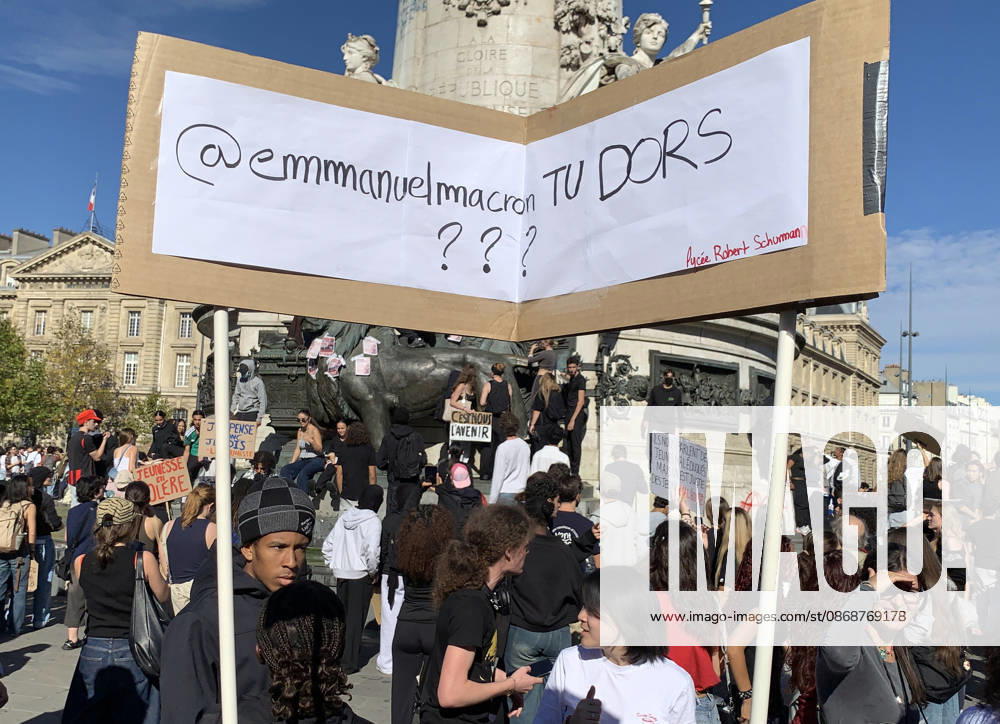 High school students demonstrate in the streets of Paris on Tuesday, October 6, 2026. Hundreds of thousands of students and their supporters took part in nationwide protests across France today to protest school conditions. PAR20261006105 MAYAxVIDON-WHITE