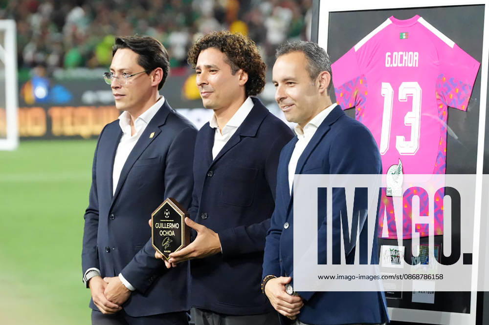 Guillermo ‘Memo’ Ochoa (C) poses during a tribute to his career, prior to the friendly match between Mexico and Chile at the Memorial Coliseum in Los Angeles, United States, 06 October 2026. Memo Ochoa is honored for his career during the Mexico-Chile friendly !ACHTUNG: NUR REDAKTIONELLE NUTZUNG!