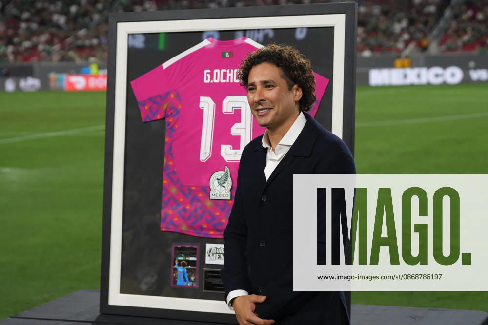 Guillermo ‘Memo’ Ochoa poses during a tribute to his career, prior to the friendly match between Mexico and Chile at the Memorial Coliseum in Los Angeles, United States, 06 October 2026. Memo Ochoa is honored for his career during the Mexico-Chile friendly !ACHTUNG: NUR REDAKTIONELLE NUTZUNG!