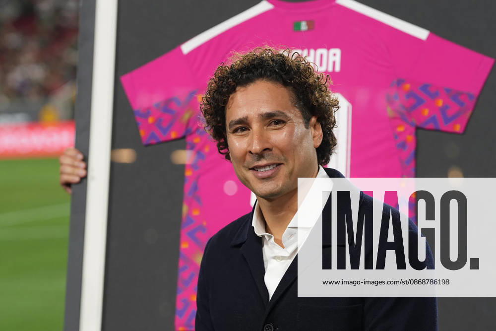Guillermo ‘Memo’ Ochoa poses during a tribute to his career, prior to the friendly match between Mexico and Chile at the Memorial Coliseum in Los Angeles, United States, 06 October 2026. Memo Ochoa is honored for his career during the Mexico-Chile friendly !ACHTUNG: NUR REDAKTIONELLE NUTZUNG!