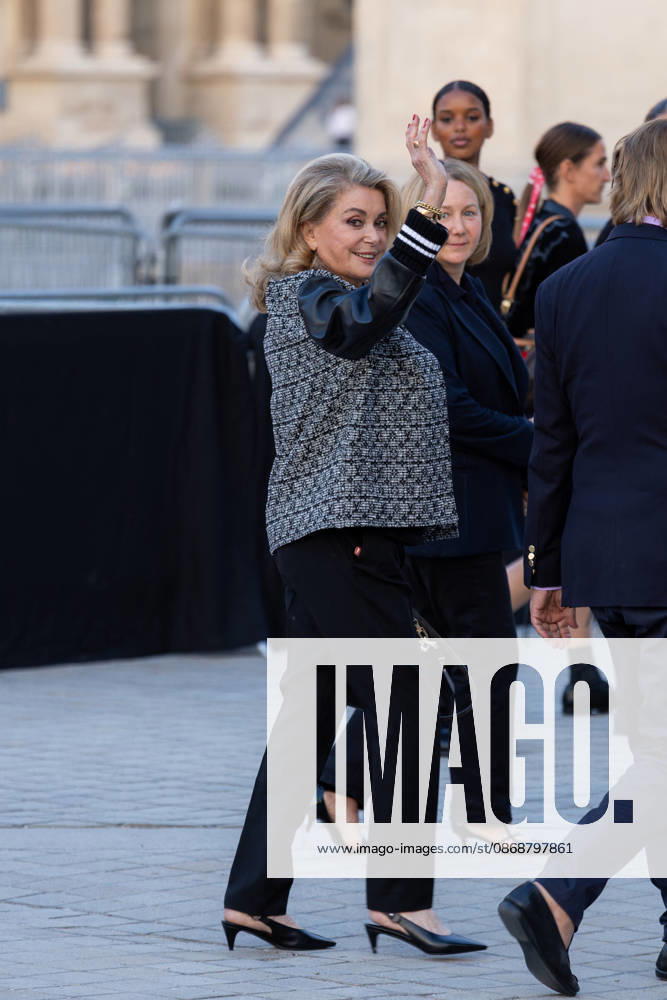 Catherine Deneuve at the Louis Vuitton Women s Ready-to-Wear Spring Summer 2026 Collection fashion show during Paris Fashion Week, October 6, 2026 Florian Lavielle Bestimage Celebrities at the Louis Vuitton Women’s Ready-to-Wear Spring Summer 2026 Collection fashion show during Paris Fashion Week on October 6, 2026, Paris, France