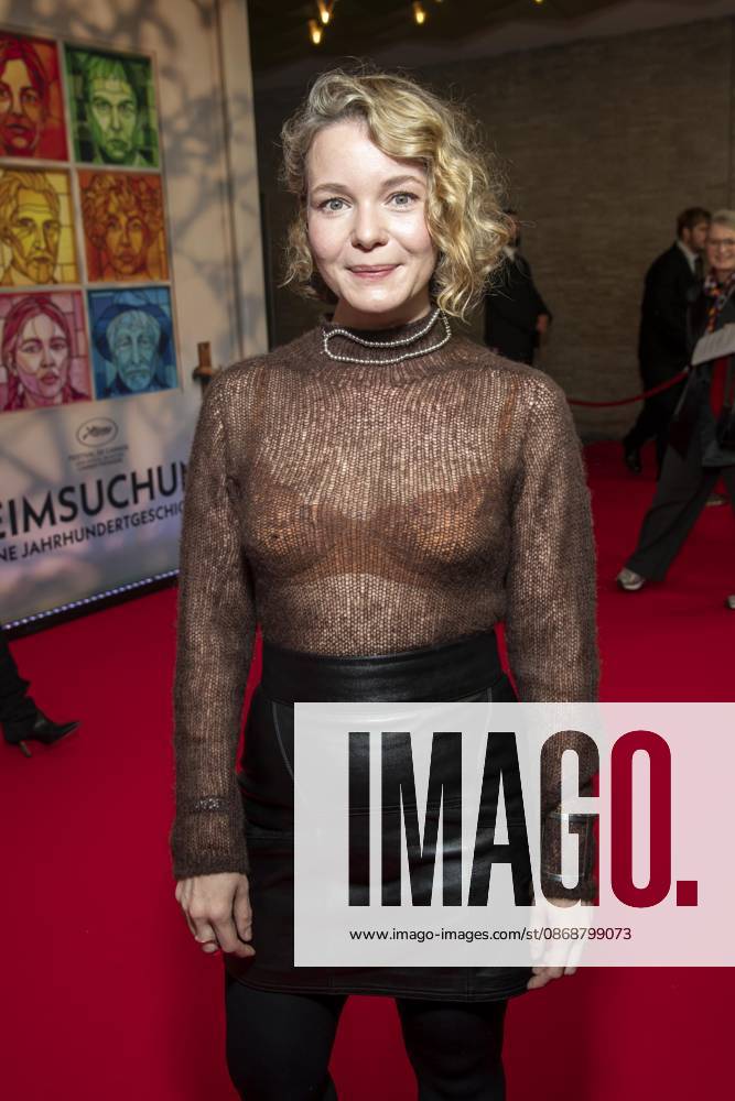 ABB HEIMSUCHUNG : Angelina Haentsch walks the red carpet at the German premiere of Volker Schloendorff s film Heimsuchung at Kino International on October 6, 2026, in Berlin, Germany