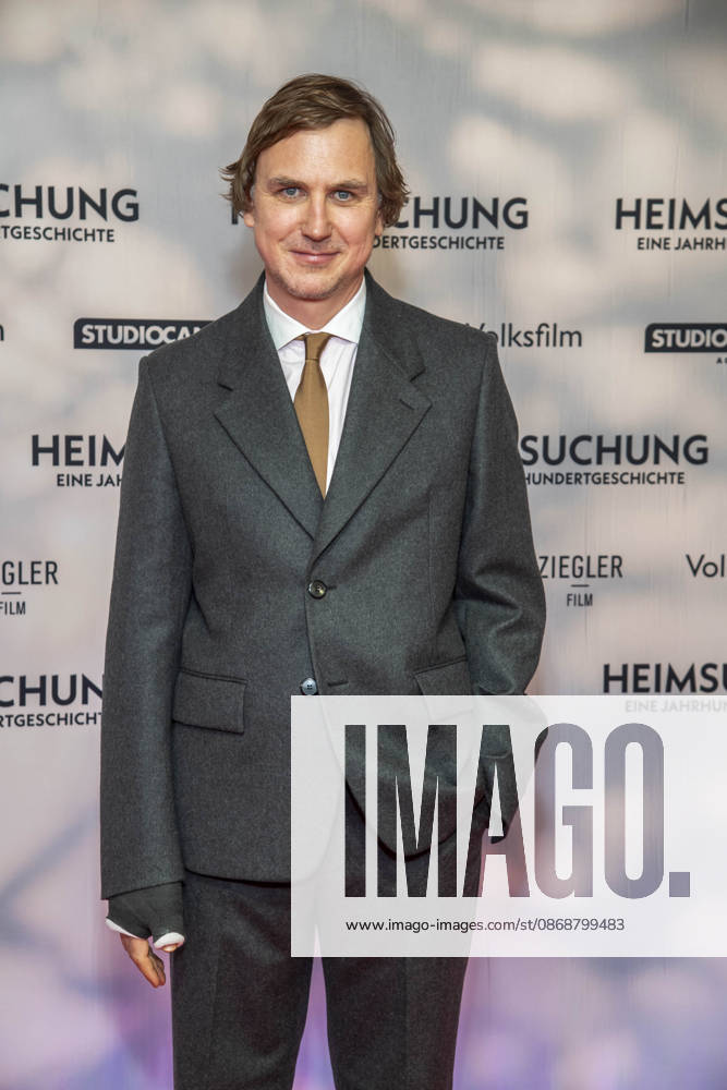 ABB HEIMSUCHUNG: Lars Eidinger walks the red carpet at the German premiere of Volker Schloendorff s film *Heimsuchung* at Kino International on October 6, 2026, in Berlin, Germany