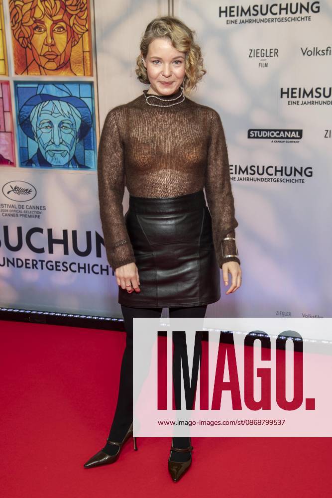 ABB HEIMSUCHUNG : Angelina Haentsch walks the red carpet at the German premiere of Volker Schloendorff s film Heimsuchung at Kino International on October 6, 2026, in Berlin, Germany