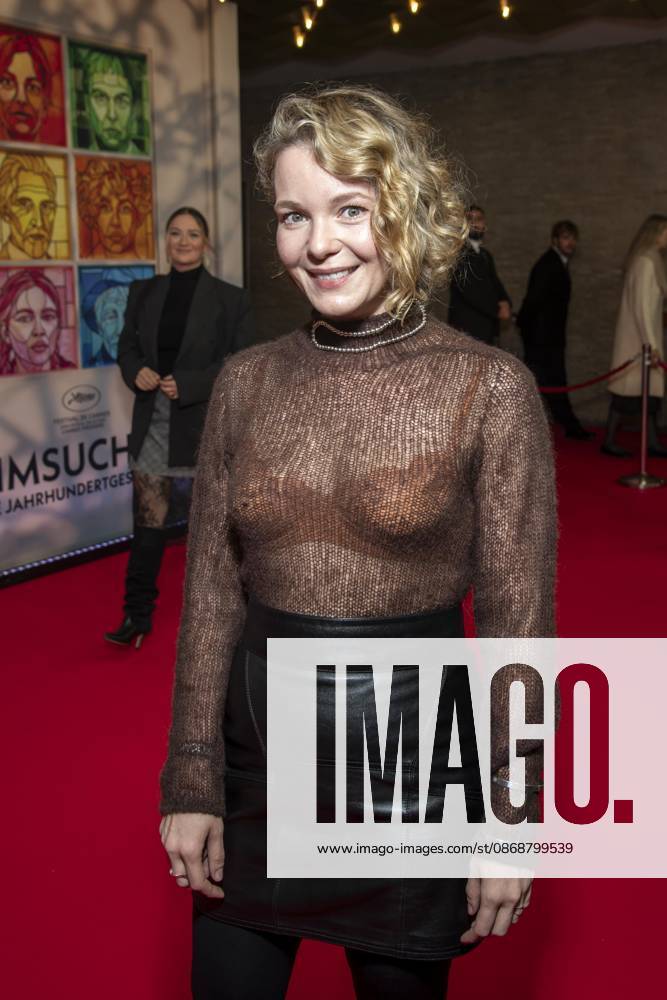ABB HEIMSUCHUNG : Angelina Haentsch walks the red carpet at the German premiere of Volker Schloendorff s film Heimsuchung at Kino International on October 6, 2026, in Berlin, Germany