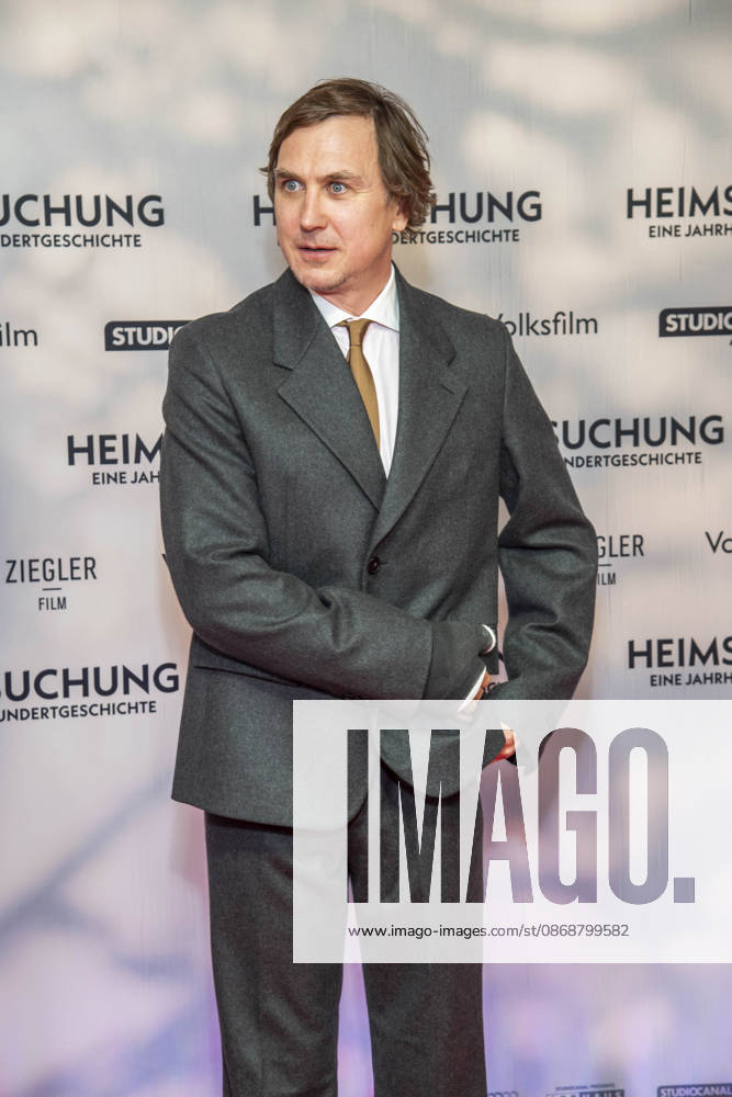 ABB HEIMSUCHUNG: Lars Eidinger walks the red carpet at the German premiere of Volker Schloendorff s film *Heimsuchung* at Kino International on October 6, 2026, in Berlin, Germany