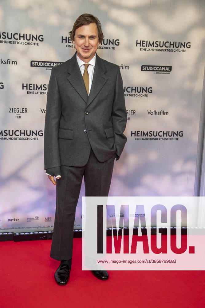 ABB HEIMSUCHUNG: Lars Eidinger walks the red carpet at the German premiere of Volker Schloendorff s film *Heimsuchung* at Kino International on October 6, 2026, in Berlin, Germany
