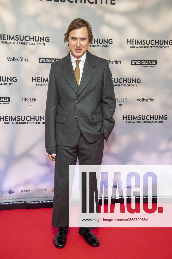 ABB HEIMSUCHUNG: Lars Eidinger walks the red carpet at the German premiere of Volker Schloendorff s film *Heimsuchung* at Kino International on October 6, 2026, in Berlin, Germany