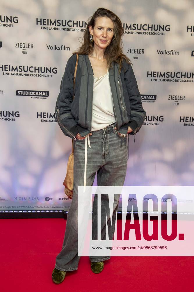 ABB HEIMSUCHUNG : Julia Malik walks the red carpet at the German premiere of Volker Schloendorff s film Heimsuchung at Kino International on October 6, 2026, in Berlin, Germany