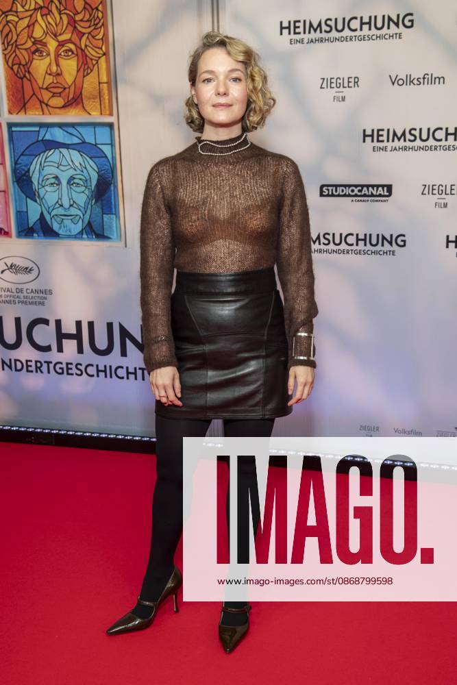 ABB HEIMSUCHUNG : Angelina Haentsch walks the red carpet at the German premiere of Volker Schloendorff s film Heimsuchung at Kino International on October 6, 2026, in Berlin, Germany