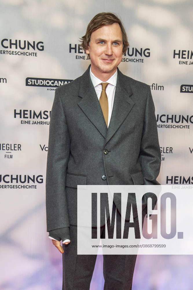 ABB HEIMSUCHUNG: Lars Eidinger walks the red carpet at the German premiere of Volker Schloendorff s film *Heimsuchung* at Kino International on October 6, 2026, in Berlin, Germany