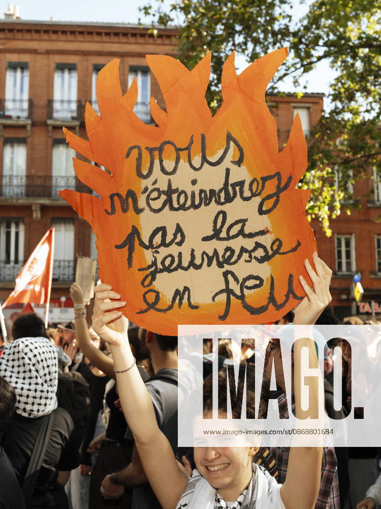 High School And University Student Protest - Toulouse A placart in the shape of a flame – You shall not extinguish the fire of youth. Protests by secondary school pupils and students calling for improvements to their living and learning conditions, supported by the trade unions CGT, FO, FSU and Solidaires. France, Toulouse, 6 October 2026. Photo by Patricia Huchot-Boissier AbacaPress.com. Toulouse OCCITANIE France