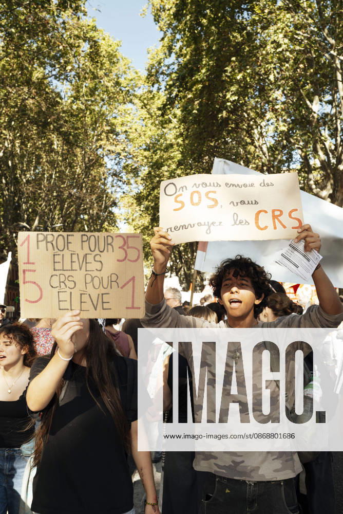 High School And University Student Protest - Toulouse Two sixth-formers holding placards – 1 teacher for every 35 pupils, 5 CRS officers for every 1 pupil – We re sending out SOS calls, but you’re sending the CRS back. Protests by secondary school pupils and students calling for improvements to their living and learning conditions, supported by the trade unions CGT, FO, FSU and Solidaires. France, Toulouse, 6 October 2026. Photo by Patricia Huchot-Boissier AbacaPress.com. Toulouse OCCITANIE France