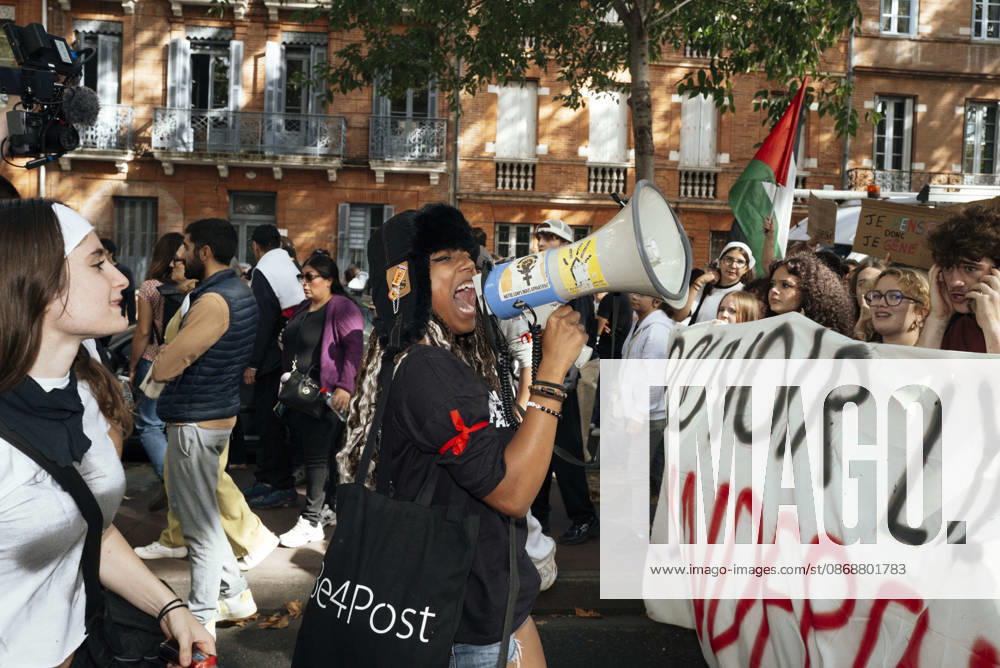 High School And University Student Protest - Toulouse A schoolgirl with a megaphone at the front of the procession. Protests by secondary school pupils and students calling for improvements to their living and learning conditions, supported by the trade unions CGT, FO, FSU and Solidaires. France, Toulouse, 6 October 2026. Photo by Patricia Huchot-Boissier AbacaPress.com. Toulouse OCCITANIE France