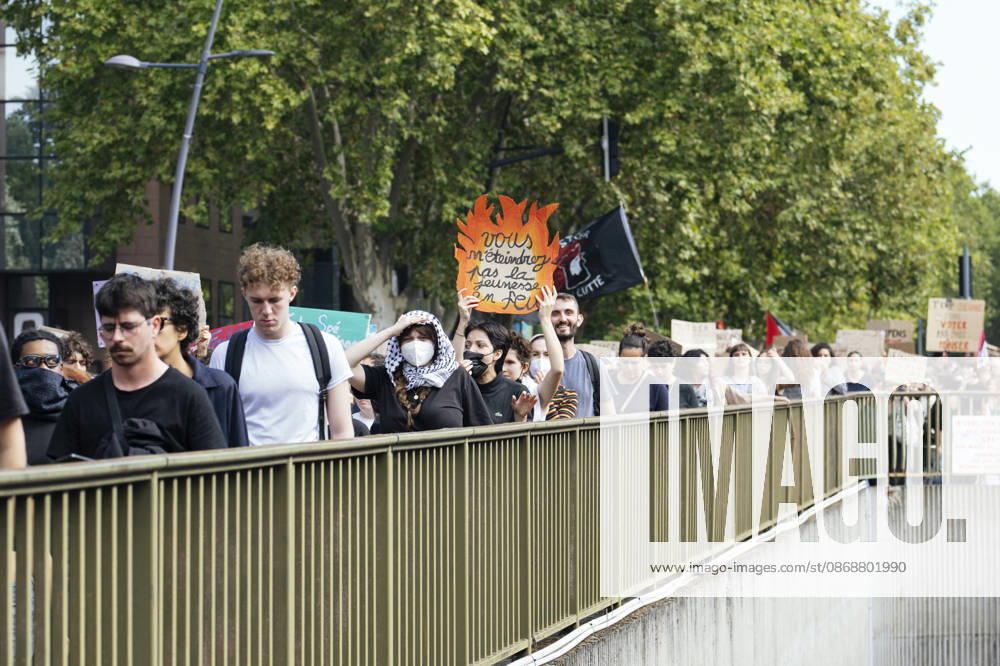 High School And University Student Protest - Toulouse A placart in the shape of a flame – You shall not extinguish the fire of youth. Protests by secondary school pupils and students calling for improvements to their living and learning conditions, supported by the trade unions CGT, FO, FSU and Solidaires. France, Toulouse, 6 October 2026. Photo by Patricia Huchot-Boissier AbacaPress.com. Toulouse OCCITANIE France