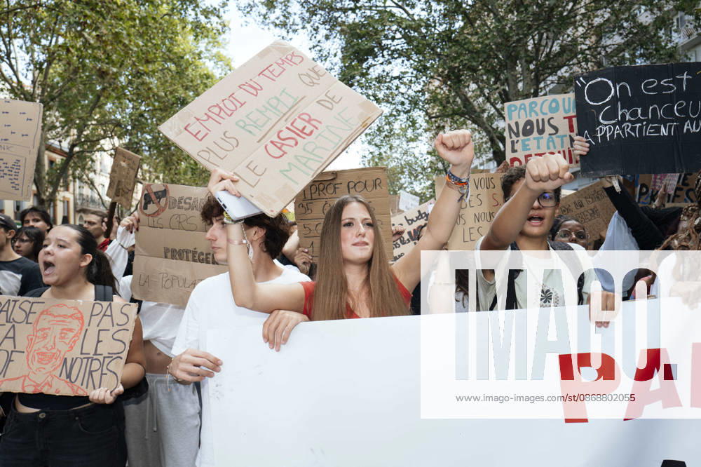 High School And University Student Protest - Toulouse A schoolgirl holding placards – her timetable is busier than Marine s locker – with her fist raised. Protests by secondary school pupils and students calling for improvements to their living and learning conditions, supported by the trade unions CGT, FO, FSU and Solidaires. France, Toulouse, 6 October 2026. Photo by Patricia Huchot-Boissier AbacaPress.com. Toulouse OCCITANIE France