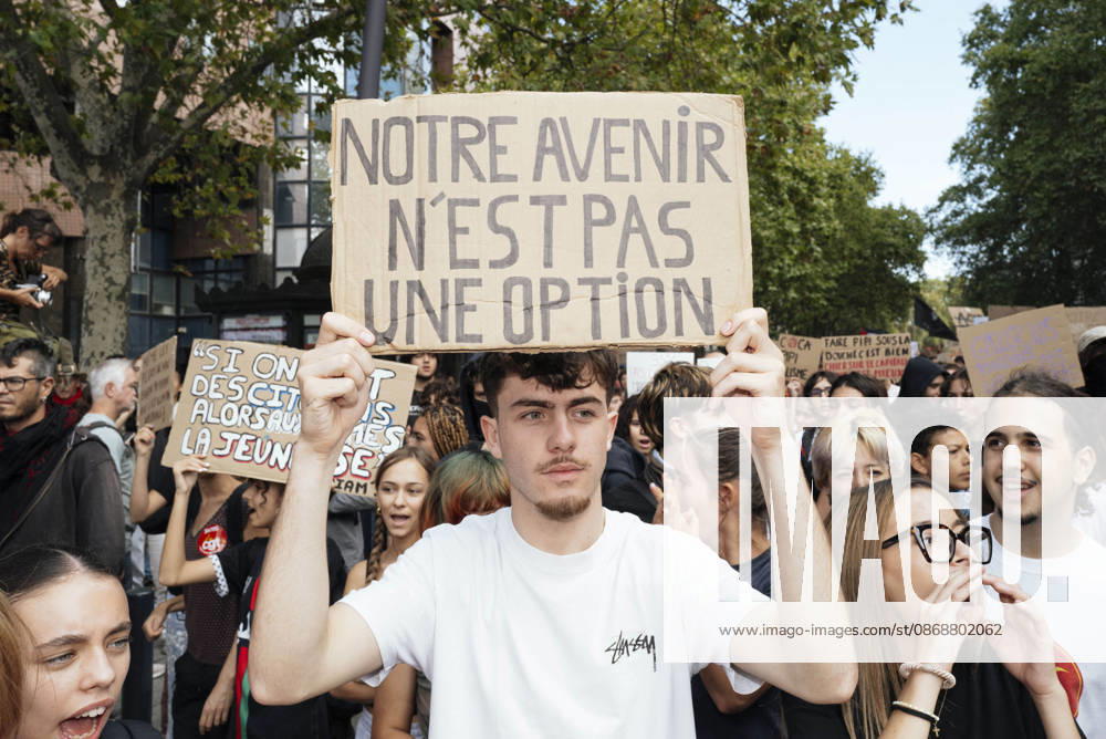 High School And University Student Protest - Toulouse A secondary school pupil holding a placard – Our future is not an option. Protests by secondary school pupils and students calling for improvements to their living and learning conditions, supported by the trade unions CGT, FO, FSU and Solidaires. France, Toulouse, 6 October 2026. Photo by Patricia Huchot-Boissier AbacaPress.com. Toulouse OCCITANIE France