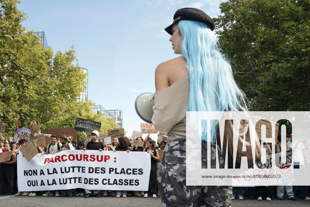 High School And University Student Protest - Toulouse A schoolgirl with a megaphone in the foreground, with the procession of schoolchildren behind the banner in the background, bearing the slogan - No to the struggle for places, yes to the class struggle. Protests by secondary school pupils and students calling for improvements to their living and learning conditions, supported by the trade unions CGT, FO, FSU and Solidaires. France, Toulouse, 6 October 2026. Photo by Patricia Huchot-Boissier AbacaPress.com. Toulouse OCCITANIE France
