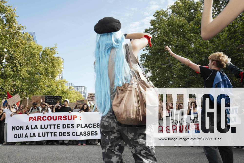 High School And University Student Protest - Toulouse A schoolgirl with a megaphone in the foreground, with the procession of schoolchildren behind the banner in the background, bearing the slogan - No to the struggle for places, yes to the class struggle. Protests by secondary school pupils and students calling for improvements to their living and learning conditions, supported by the trade unions CGT, FO, FSU and Solidaires. France, Toulouse, 6 October 2026. Photo by Patricia Huchot-Boissier AbacaPress.com. Toulouse OCCITANIE France