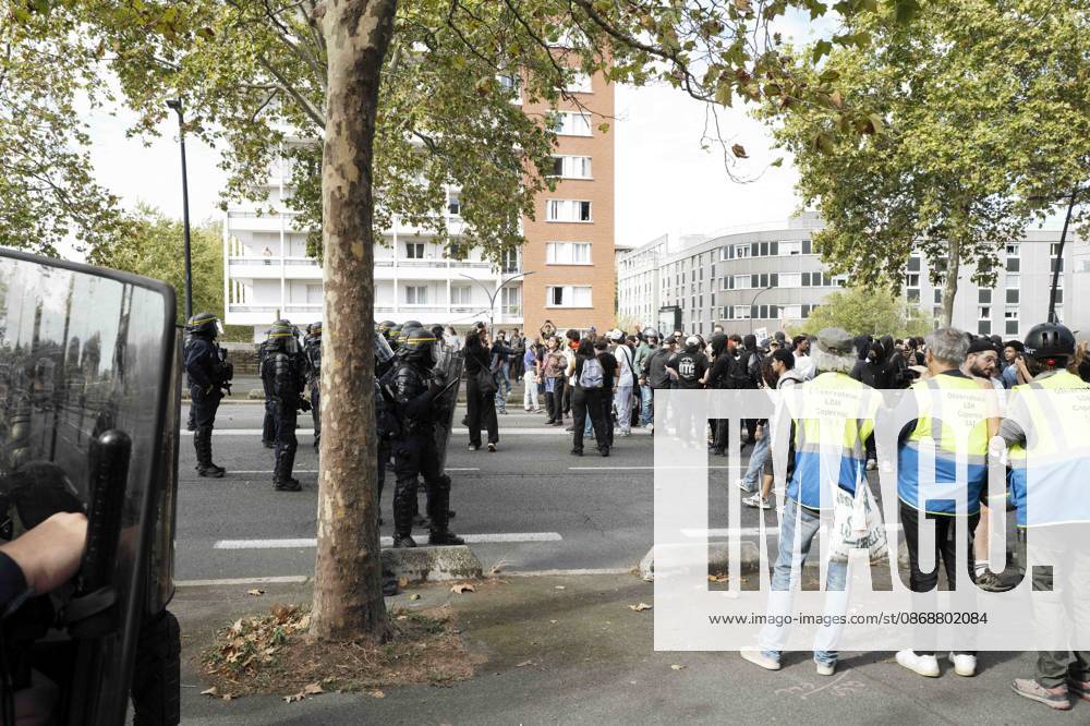 High School And University Student Protest - Toulouse The police facing off against the demonstrators. Protests by secondary school pupils and students calling for improvements to their living and learning conditions, supported by the trade unions CGT, FO, FSU and Solidaires. France, Toulouse, 6 October 2026. Photo by Patricia Huchot-Boissier AbacaPress.com. Toulouse OCCITANIE France