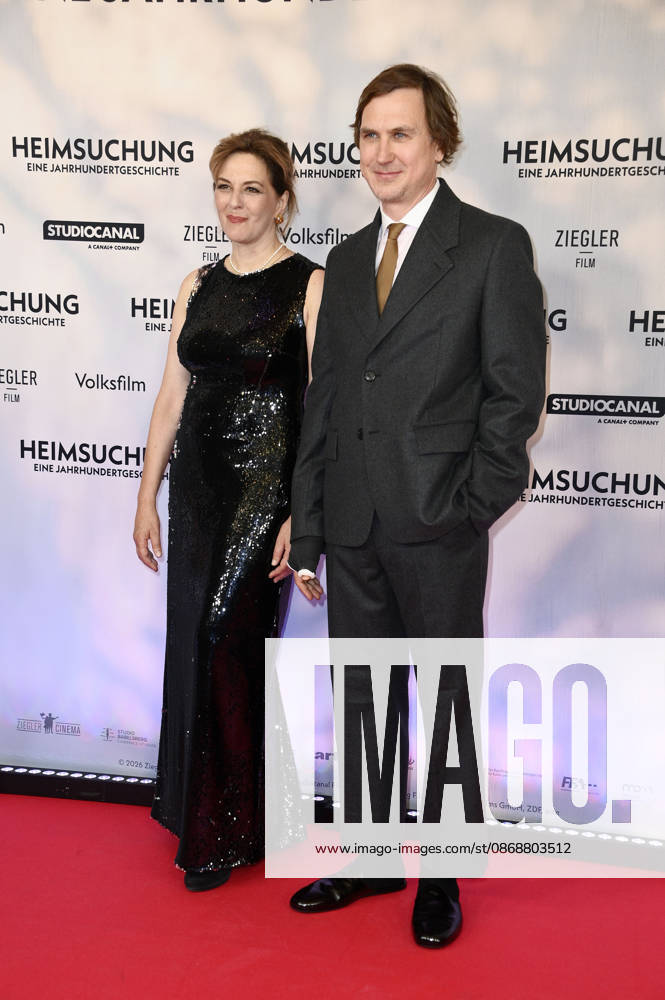 Martina Gedeck and Lars Eidinger at the premiere of the film *Heimsuchung* at Kino International in Berlin, October 6, 2026 Foto:xN.xKubelkax xFuturexImagex heimsuchung_6052