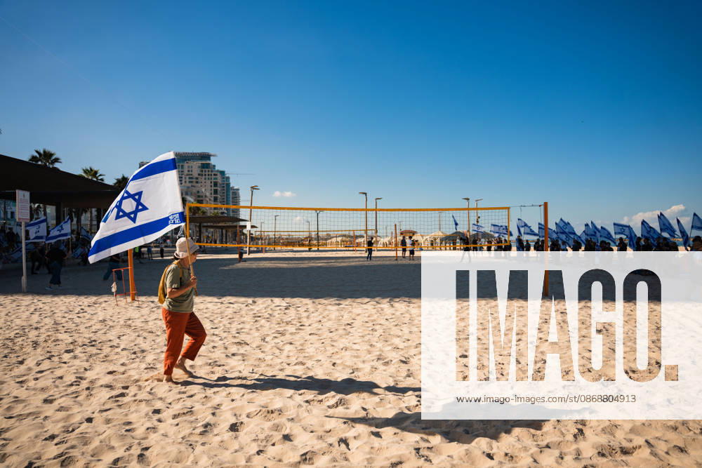 Activists carry flags at the beach in protest against the Israeli government on the third anniversary of October 7th. Tel Aviv Israel - ZUMAg280 20261007_znp_g280_006
