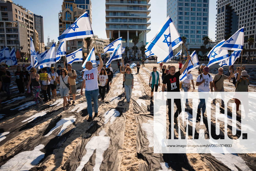 Activists carry flags at the beach in protest against the Israeli government on the third anniversary of October 7th. Tel Aviv Israel - ZUMAg280 20261007_znp_g280_007