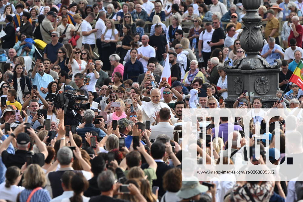 Italy, Rome,Vatican 2026-10-07 : Pope Leo XIV during his weekly general audience in St Peter s Square Italy, Rome,Vatican 2026-10-07 : Pope Leo XIV during his weekly general audience in St Peter s Square Copyright alessia.giuliani CPP - NO BOOKS