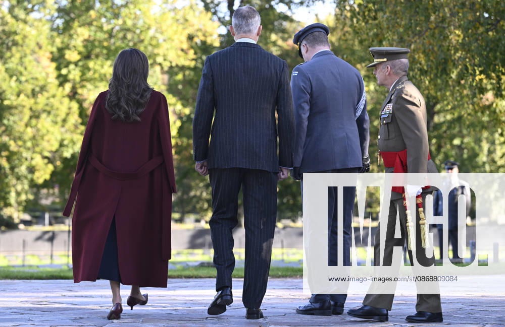 Spain s King Felipe and Queen Letizia take part in a wreath-laying ceremony at the Hietaniemi Cemetery in Helsinki, Finland, on October 7, 2026. Spain s King Felipe and Queen Letizia are on a two-day state visit to Finland. - HEIKKI SAUKKOMAA Helsinki Finland